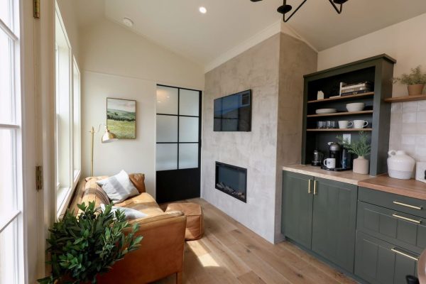 This spacious park model tiny house - Image 8