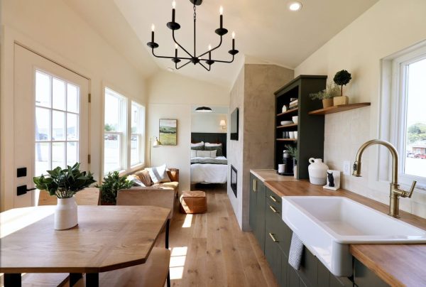 This spacious park model tiny house - Image 5